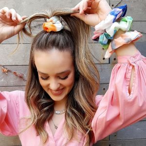 Scrunchie Cabelo Xadrez com Margaridas